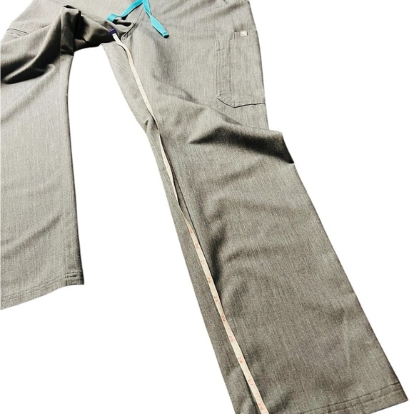Figs Women's Gray Scrub Pants with lots of pockets size medium - Picture 5 of 12